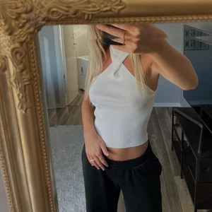 Topp  - Topp från Gina tricot. Köpt i våras och endast använd en gång, säljer då den inte kommer till användning längre 