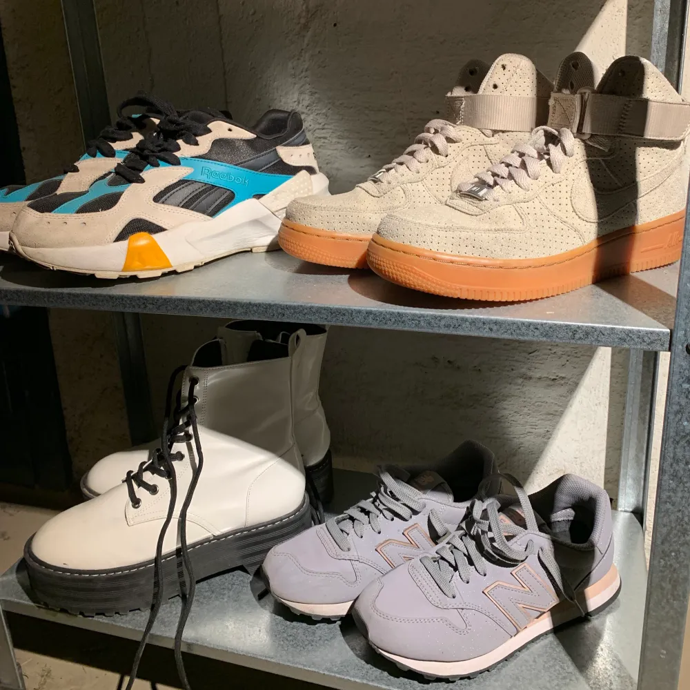 SNEAKERS OCH SKOR!!! Orkade inte lägga ut enskilda inlägg så de fick bli såhär!   Nike air force beige mocka strl 37,5 600kr Reebok x Gigi Hadid strl 37,5 500 kr  Vita boots strl 38, nyskick! 250kr New Balance 570 strl 36,5 400kr (aldrig använda!). Skor.