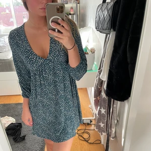 Klänning - Superfin klänning som är så skön och sitter superfint. Aldrig använd alltså nyskick. Passar mig som har S/M vanligtsvis. Frakt tillkommer på 60 kr