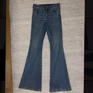 TRYCK INTE PÅ KÖP DIREKT🙏🏽 skriv till mig vid intresse!  Mid rise Macy jeans från Dr denim. Knappt använda. Storlek M/32.   Midjemått: 77 cm Innerbensmått: 80 cm