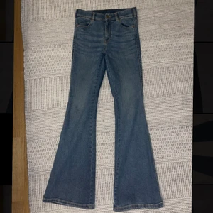 Dr denim Macy Jeans - TRYCK INTE PÅ KÖP DIREKT🙏🏽 skriv till mig vid intresse!  Mid rise Macy jeans från Dr denim. Knappt använda. Storlek M/32.   Midjemått: 77 cm Innerbensmått: 80 cm