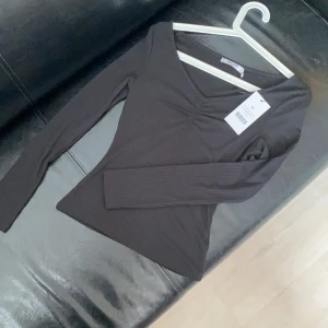 Helt ny Svart NAK-D topp m. etikett - 75kr