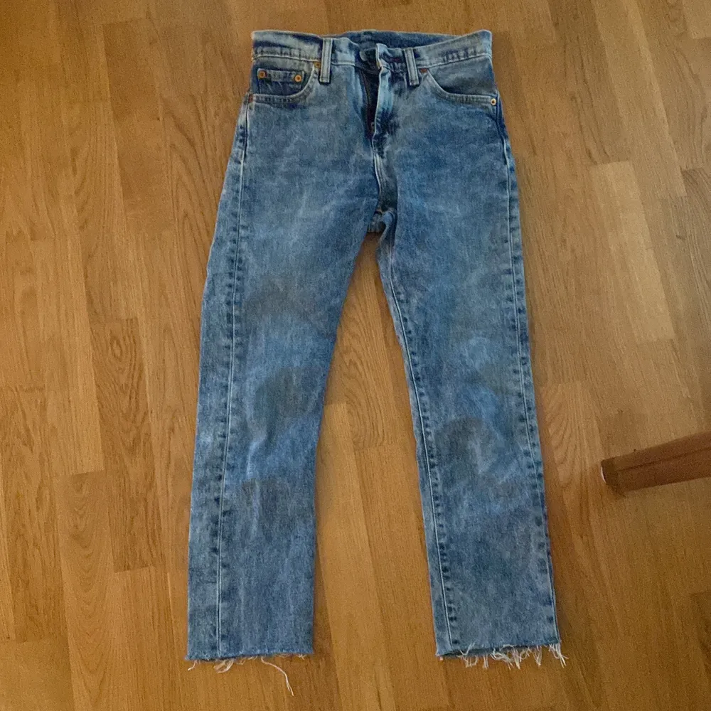Snygga ljusblå midwaisted levisjeans i modellen 510. Sparsamt använda och tvättade. Stl 27/32. Jeans & Byxor.