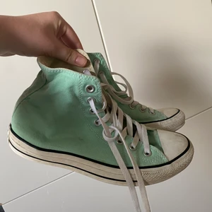 Converse  - Converse i bra skick men har spår av användning som syns på bilderna. Jätte fin färg✨hör av dig vid frågor :)