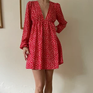 Röd klänning  - Säljer min älsklingsklänning, såååå fin!!! Flyttar utomlands snart och kommer enbart ha tid att posta fram tills 8/9 så passa på!! 💘 TRYCK INTE PÅ KÖP DIREKT!