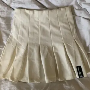 en off-white kjol från bershka💕finns en dragkedja på sidan och är i väldigt bra skick💕pris går att diskuteras:)