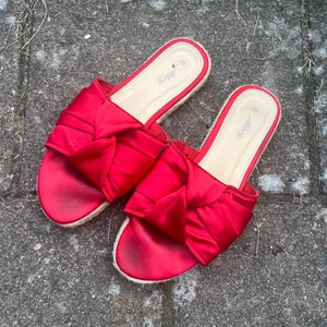 Sommartofflor I röd satin från Din Sko storlek 39 - Sommartofflor I röd satin från Din Sko storlek 39. My kicker sparsamt använda då det var köpt 2 få ett par på köpet och jag redan köpte ett par tofflor! 