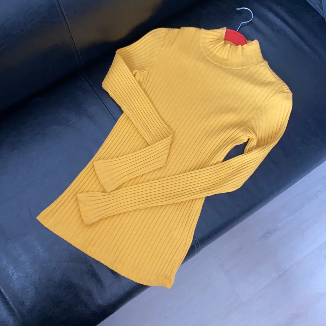 Senapsgul stickad tröja