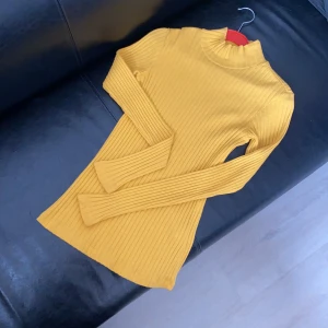 Senapsgul stickad tröja - Väldigt bra kvalite och nästa helt oanvänd. Väldigt fin och passande färg nu till hösten. 