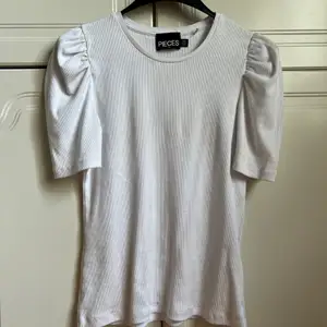 Säljer denna vita ribbade t shirten med puffärm som jag köpte nyligen, knappt använd. Pris kan diskuteras, o kan frakta eller mötas upp💗