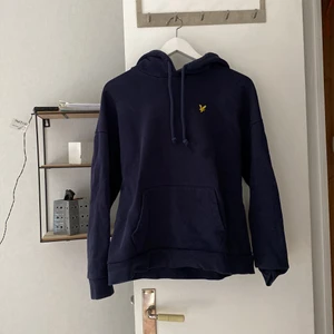 Lyle&scott  - Den är använd i ca 2 år. Men ändå okej skick för den tidens användning.  