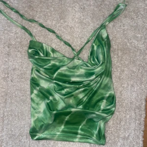 Grön topp - Grön topp med knytning på baksidan. 