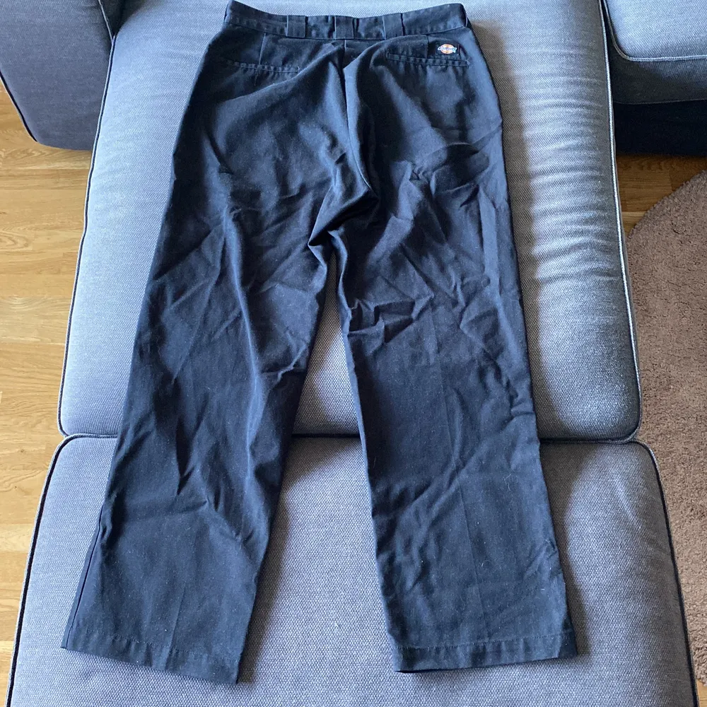 Ett par svarta Dickies 874, ser lite dammiga ut på bilden för jag inte har använt dom på länge, tvättar innan jag skickar. Har inget täcken på wear. Str: W36 L32 . Jeans & Byxor.