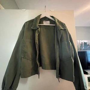 Oversized cropped jakka - Oversized cropped jakka fra Pull&Bear. Kjöpt i London men nesten ikke brukt.