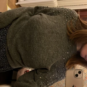 HM stickad tröja  - En supermysig grå stickad tröja med stenar på i storlek XS(men är ganska oversize så funkar för s och m), säljes för 75 kr + eventuell frakt💕