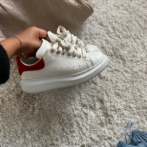 Alexander mcqueens sneakers - Snyggaste skorna i topp skick!! De ser ut som nya ❤️har inget äkhetsbevis men de är äkta iallafall. Nypris kostar de 6000, så fynda!