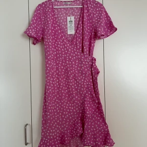Vero Moda rosa klänning slutsåld ny med lappen kvar - Helt oanvänd, inte ens provad.  Kan mötas upp, men då varierar datum då jag pendlar mellan Avesta och Stockholm 