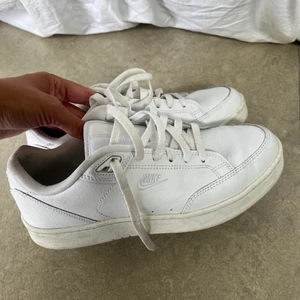 Nike sneakers  - Sneakers från Nike, använda ett fåtal gånger. Fint skick 🧡 möts upp i Stockholm eller skickar! Storlek 40 men passar mig som har 39 