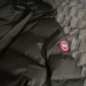 Canada goose - Säljer en hel ny canada goose macmillar i storlek L för män, denna modell är utan päls, för mer information och bilder kontakta mig 😊