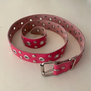 Mörkrosa Emo Punk Skärp - Ett punkigt skärp i färgen mörkrosa. I fint skick. För fler bilder eller mått kontakta mig ✨