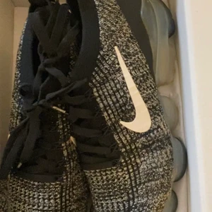 Nike vapormax - Hej, säljer ett par vapor max då det är något för litet för mig, har endast använt dem 3 gånger  - storlek 43 - ny skick - nypris:2200 Jag säljer för 650