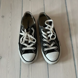 Converse  - Svarta låga converse All Stars i storlek 36.5.