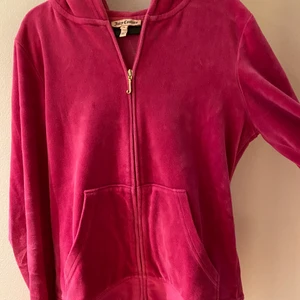 Juicy Couture - Juicy Couture kofta i lila med tryck på baksidan.