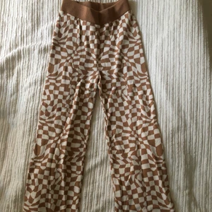 Mönstrade byxor  - Supersköna byxor i nyskick från Asos, Strlk 36/S i mjukismaterial och coolt mönster i vit och beiget. 70-tals inspirerat.