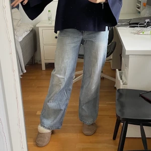 Monki JEANS 🙃 - Storlek 36, miderise, ljusblåa, jag är 175 cm lång för referens ✨ nypris 499 kr