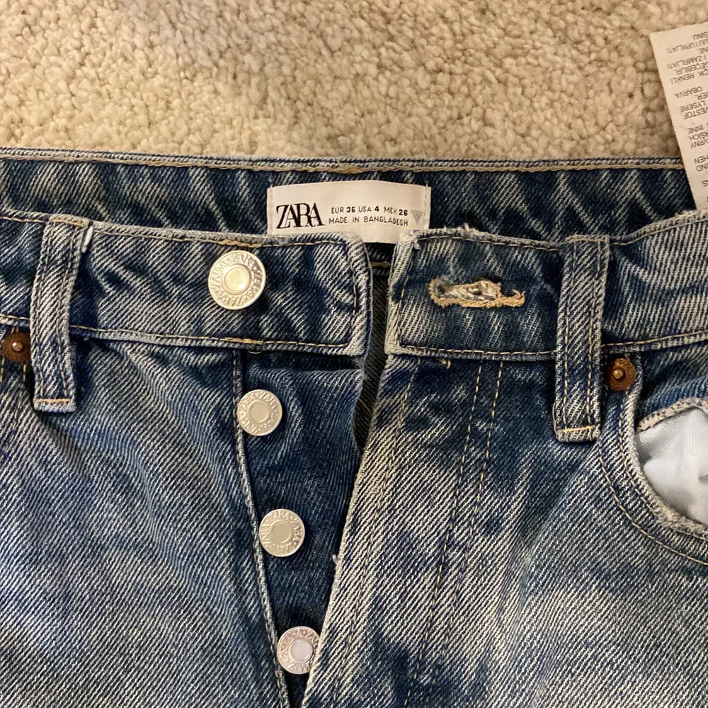 Ett par lågmidjade jeans i storlek 34-36 i blå grå färg! Super bra skick har aldrig använt dom på grund av att dom är för stora för mig!🙌skriv till mig vid intresse🫶. Jeans & Byxor.