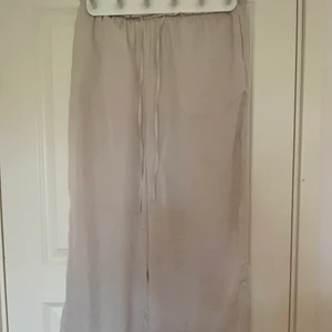 Byxor - Snygga och superbekväma ”silkes”byxor. Köpta på Hm förra säsongen. Matchar till allt, går både att klä upp och ner😍