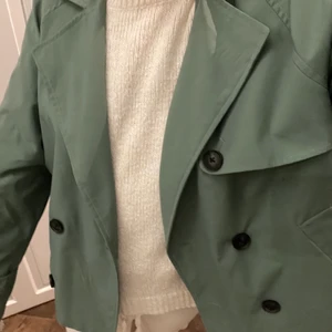 Grön trench coat - Säljer denna super fina jacka i storlek M, men skulle även säga att den passar XS/S då jag brukar använda de storlekarna men sitter fint på mig!!!! Köpt på vero Moda. Använd Max 3 gånger, skicket är som nytt! Möts upp och fraktar❤️❤️