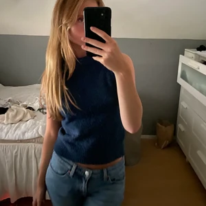 Topp - Stickad topp. Man kan ha den med en t-shirt under oxå👍