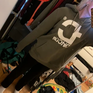 Dirtcült hoodie  - Säljer för den är för stor och jag aldrig använder den. Köpte sommaren 2020, och endast använt den under sommaren då. Precis som ny trycker sitter fortfarande fint. Köpte för 700