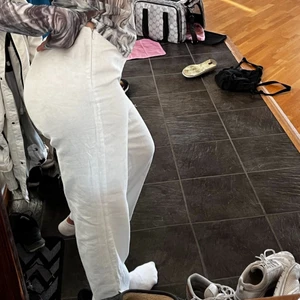 Vita linnebyxor INTE GENOMSKINLIGA - Säljer mina fina linnebyxor med märkert Riley. Jättefint skick. Inga skador eller fula fläckar. Jag är 164 lång. Inte genomskinliga😍