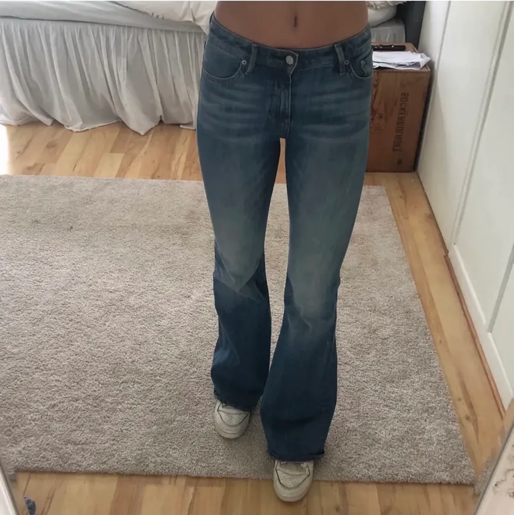 Lågmidjade jeans från crocket i superbra skick, väldigt långa i benen, passar någon runt 175 om man inte klipper dom❤️. Jeans & Byxor.