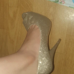 Höga klackar storlek 37 - Guldiga klackar