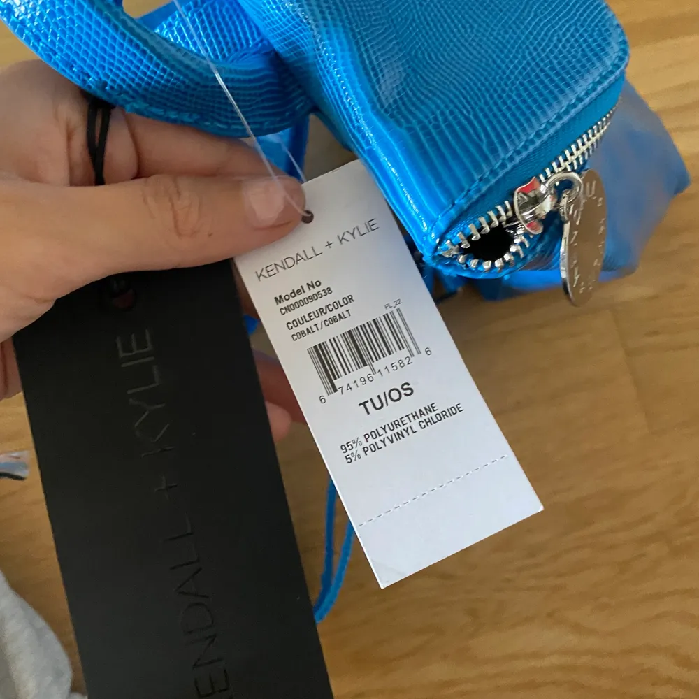 Köpte denna väska från Kendall + Kylie från dubai detta året, den är slutsåld nu, säljer den pga den har inte kommit till någon användning då det är inte mig färg. Original pris är 500 kr. Säljer den för 300 . Väskor.