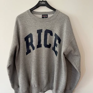 Grå vintage hoodie  - Grå hoodie köpt vintage strl XL 