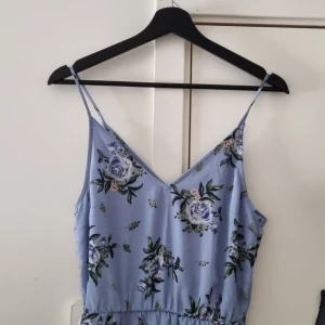 Blå klänning  - En blå-blommig klänning från H&M:s divided kollektion i storleken 36, använd ett fåtal gånger och är i ett bra skick. Köparen står för frakt :) Tar gärna swish 