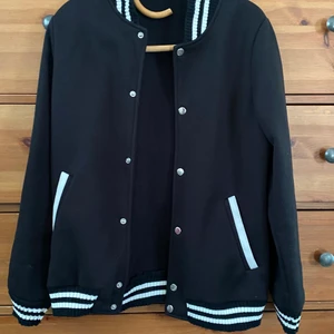 Klubbjacka - Snygg klubbjacka i tyg. Sparsamt använd, fint skick. Hör av dig vid intresse/fler bilder.  Köpare står för frakt.