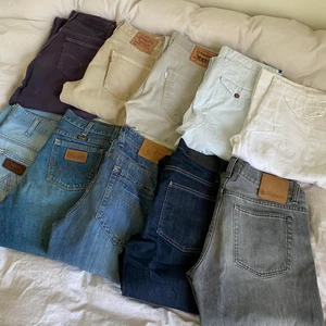 Vintage byxor - Massa vintage jeans och byxor! Alla förutom linnebyxorna passar 170+, långa!!💕 Skriv privat för storlekar och priser, från 200kr/st, flesta 300kr/st och dom grå jeansen och beiga levis 500kr/st💕💕 spårbar frakt 66kr💕