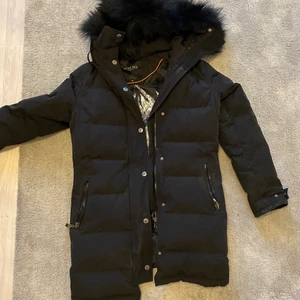 Hollies Jacka  - En super fin hollies jacka som passar nu till vintern!💙 Ny pris 3000, storlek 36🤩