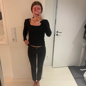 Svarta jeans från lexington  - Raka svarta jeans från lexington. Köpta på NK i Göteborg. Jag är 170 lång 