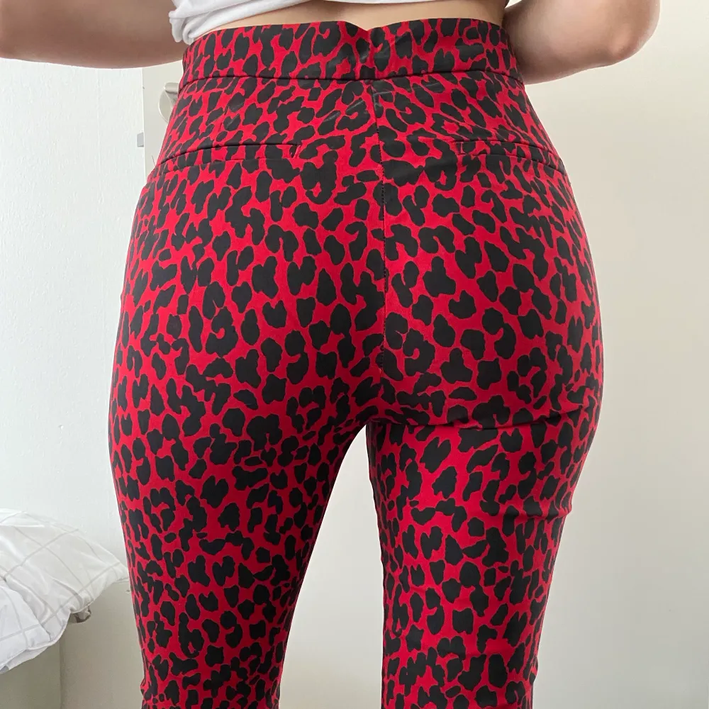 Animal print pants from zara. Used once in size Xsmall . Jeans & Byxor.