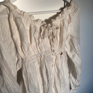 Fin offshoulder topp - Offshoulder topp, lite krämvit färg (inte gul) 