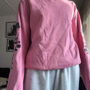 Rosa sweatshirt med detaljer på ärmarna. Strl Xs
