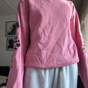 Sweatshirt Nakd - Rosa sweatshirt med detaljer på ärmarna. Strl Xs