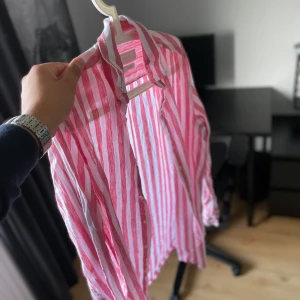 Randiga Linneskjortor  - 2 st linneskjortor ifrån Massimo dutti.  Båda bra skick dock ej strykas på bilden. Båda strl M Nypris var 599kr st nu säljer jag för 299kr st.  Paketpris för båda 550kr