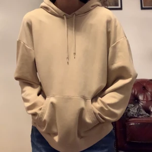 Beige hoodie - Beige hoodie från Monki. Sparsamt använd, superfint skick! Storlek S men kan passa XS-L beroende på önskad passform. Jag brukar ha S/M för referens. Kan mötas upp eller frakta, köparen betalar frakten.  Ansvarar inte för postens slarv. 